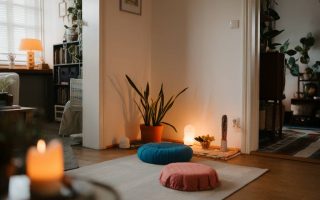 « Créer un coin méditation chez soi : astuces pour un espace zen et apaisant »